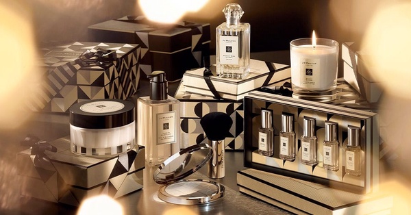 Jo Malone聖誕禮物再+1！Jo Malone「香氛蜜粉餅」新登場，英國梨＆小蒼蘭香氣擄獲人心
