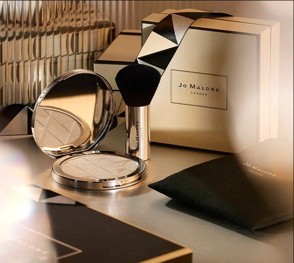 Jo Malone聖誕禮物再+1！Jo Malone「香氛蜜粉餅」新登場，英國梨＆小蒼蘭香氣擄獲人心