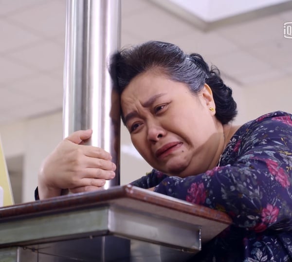 《我的婆婆》鍾欣凌哭戲超催淚！得知一哥昏迷、「媽媽惜」心疼秉仁，網：明年金鐘預定