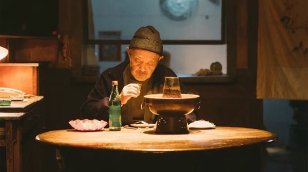 《後來的我們》經典台詞15:「如果你認爲當初我不願意跟你一起過苦日子,那你怎麼就認爲我現在願意跟你過你認爲的好日子。」