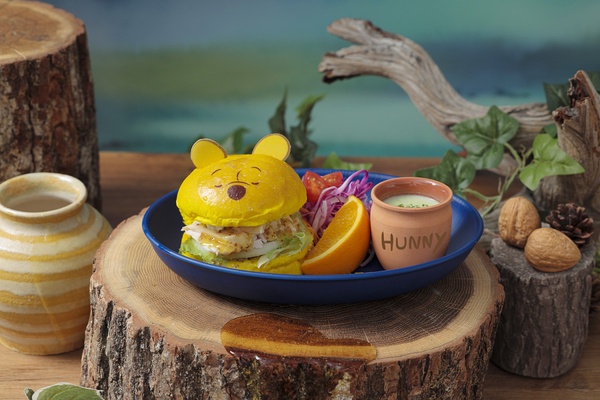 超可愛的維尼漢堡！日本新開幕「小熊維尼餐廳 Hunny's CAFE」，小豬＆跳跳虎也好萌