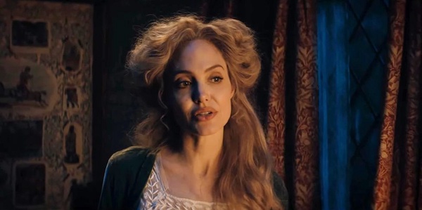 《愛麗絲與夢幻島》安潔莉娜裘莉最新力作來襲！「黑魔女」變慈母，奇幻故事顛覆想像