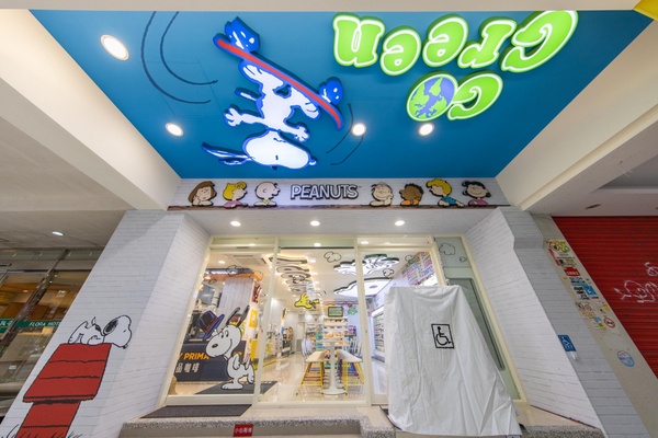7-11「SNOOPY史努比聯名店」2號店現身北車！增設史努比巨型燈箱，連騎樓都超好拍！