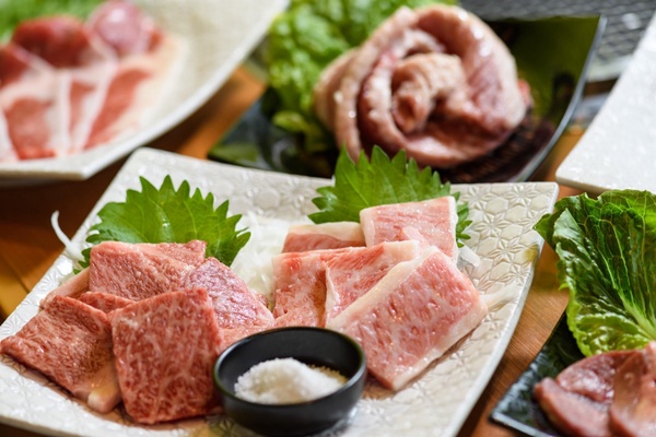 和牛燒肉吃到飽推薦！日本「上村牧場」燒肉，日本和牛、拉麵、壽司超過100道菜吃到飽