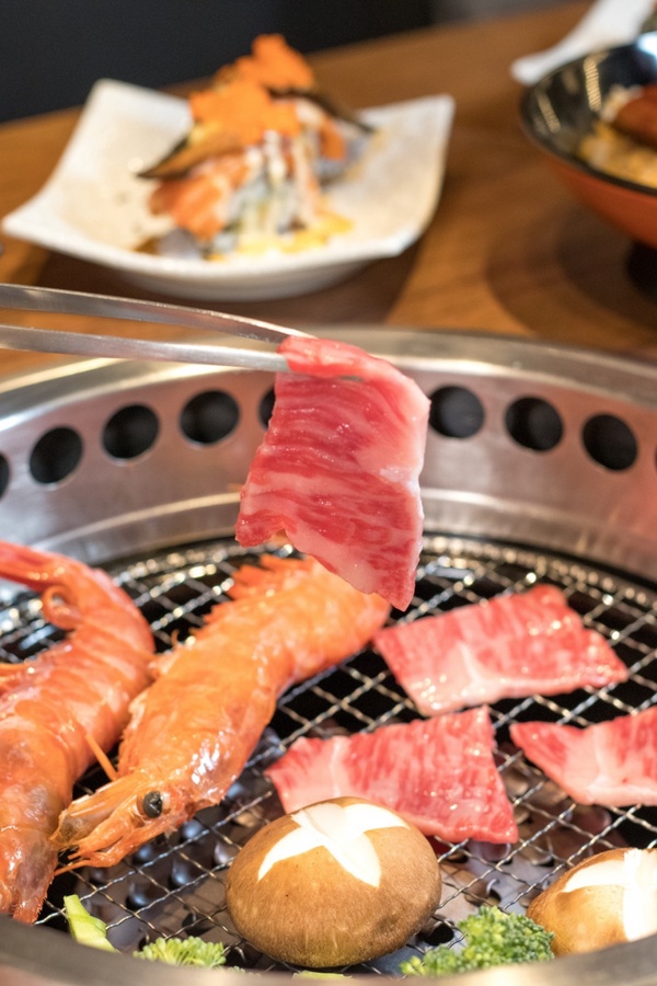 和牛燒肉吃到飽推薦！日本「上村牧場」燒肉，日本和牛、拉麵、壽司超過100道菜吃到飽