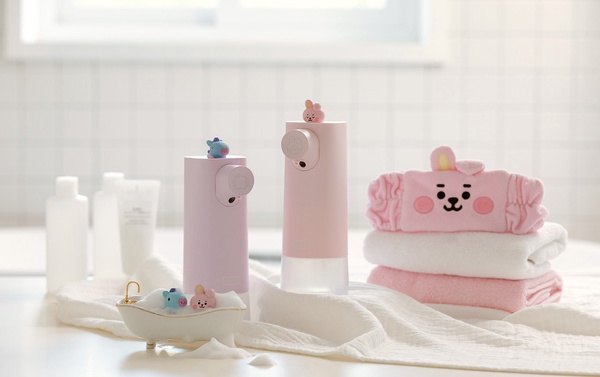 「BT21自動給皂機」粉嫩上市！慵懶BT21趴在給皂機上好療癒，還能調整泡沫用量超貼心！