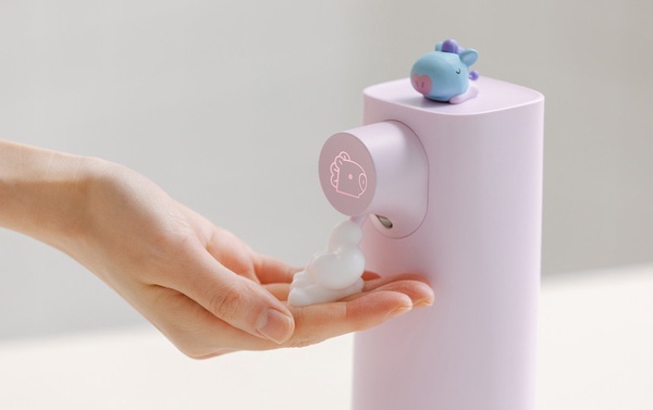 「BT21自動給皂機」粉嫩上市！慵懶BT21趴在給皂機上好療癒，還能調整泡沫用量超貼心！