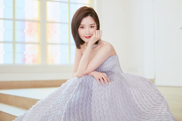 楊冪、唐嫣同場秀美腿！12女星紅毯造型PK，趙露思甜美，江疏影美豔，白鹿酥胸辣翻全場