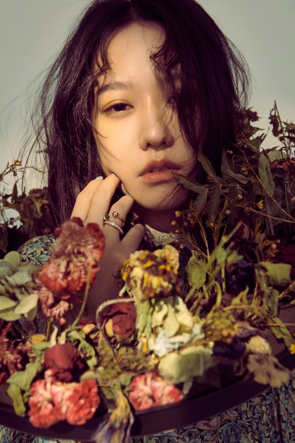 【大美人十一月封面】專訪孟耿如,花一般的外表下,其實是冷面笑匠