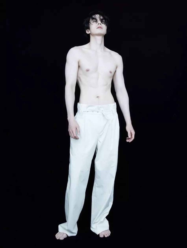 李棟旭各時期腹肌帥照！《女人香氣》經典淋浴戲，《九尾狐》、畫報冷白皮腹肌根本19禁