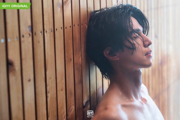 >>《九尾狐傳》李棟旭各時期腹肌帥照！《女人香氣》經典淋浴戲，畫報冷白皮腹肌根本19禁>>