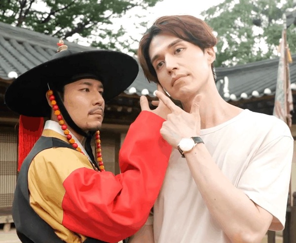 《九尾狐傳》李棟旭迷之CP感！高萌狐狸兄弟&和孔劉劇終3年超有愛，男星都逃不過的魅力