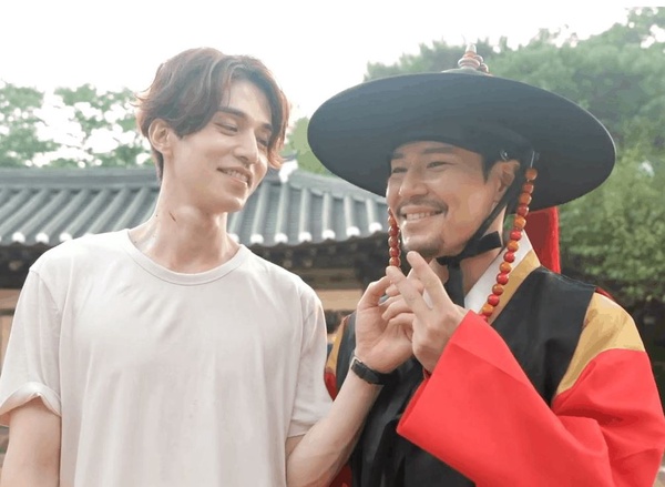 《九尾狐傳》李棟旭迷之CP感！高萌狐狸兄弟&和孔劉劇終3年超有愛，男星都逃不過的魅力