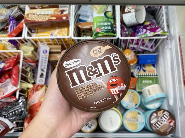 7-11推出「士力架、M&M’s杯裝冰淇淋」！濃郁香醇的滋味，還吃得到彩色M&M’s巧克力