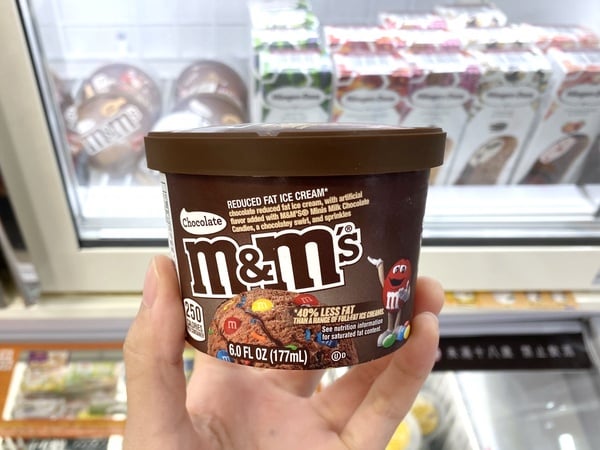 7-11推出「士力架、M&M’s杯裝冰淇淋」！濃郁香醇的滋味，還吃得到彩色M&M’s巧克力