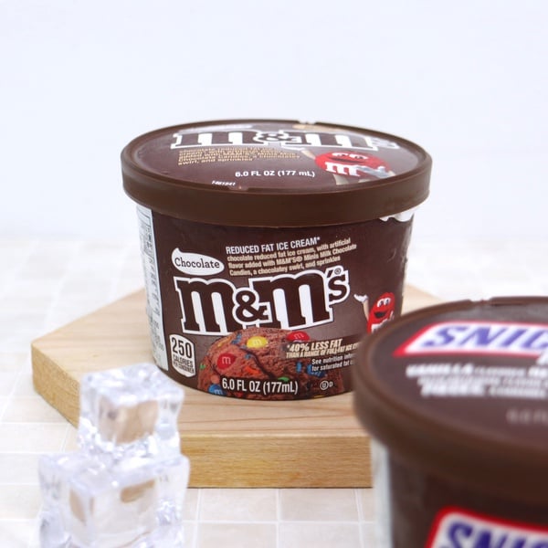 7-11推出「士力架、M&M’s杯裝冰淇淋」！濃郁香醇的滋味，還吃得到彩色M&M’s巧克力