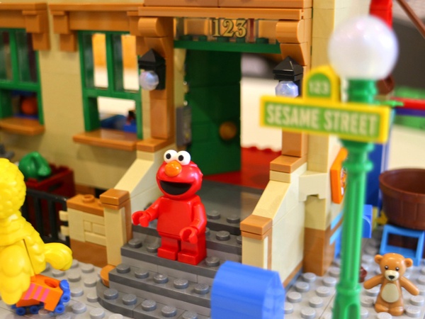 重現芝麻街！樂高推出「123 Sesame Street 芝麻街123號」，Elmo、餅乾怪獸變成樂高人