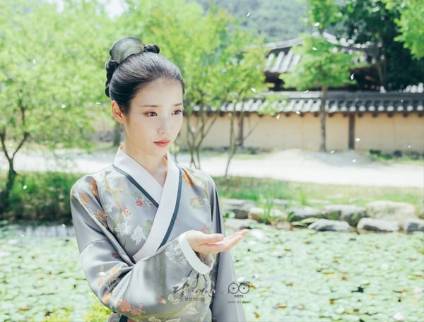 韓網友票選「最適合穿韓服女星」TOP 7！IU、金裕貞都上榜，第一名網讚實至名歸！