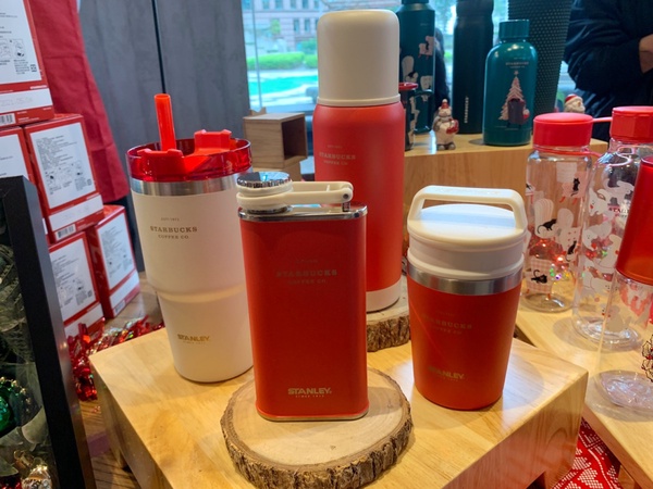 星巴克聖誕開箱!耶誕黑貓、狗狗杯、Stanley系列上市