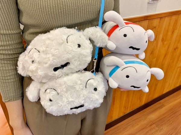 蠟筆小新「小白背包」送你！藏壽司蠟筆小新第三波，小白手腕墊、小白側背包限量送！