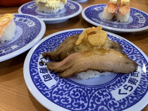 蠟筆小新「小白背包」送你！藏壽司蠟筆小新第三波，小白手腕墊、小白側背包限量送！