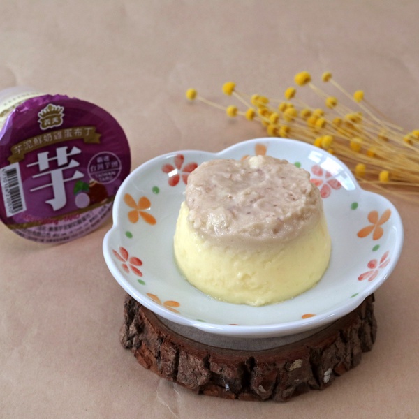 義美「芋泥鮮奶雞蛋布丁」！20元銅板價，厚厚芋泥搭上滑順布丁，CP值認真超高