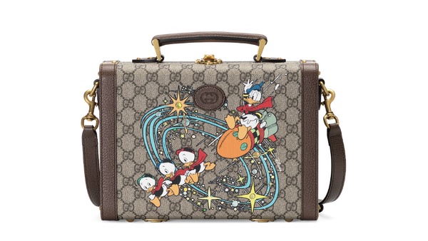 GUCCI「Epilogue 唐老鴨系列」登場啦！唐老鴨碰撞雙G老花太童趣，包包、配件全是亮點