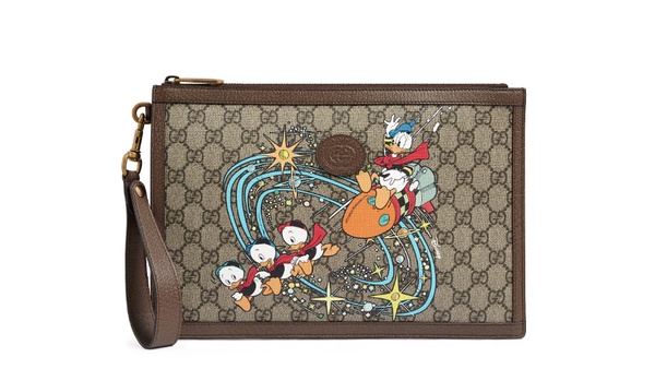 GUCCI「Epilogue 唐老鴨系列」登場啦！唐老鴨碰撞雙G老花太童趣，包包、配件全是亮點