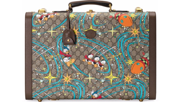 GUCCI「Epilogue 唐老鴨系列」登場啦！唐老鴨碰撞雙G老花太童趣，包包、配件全是亮點