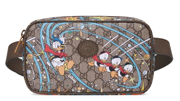 GUCCI「Epilogue 唐老鴨系列」登場啦！唐老鴨碰撞雙G老花太童趣，包包、配件全是亮點
