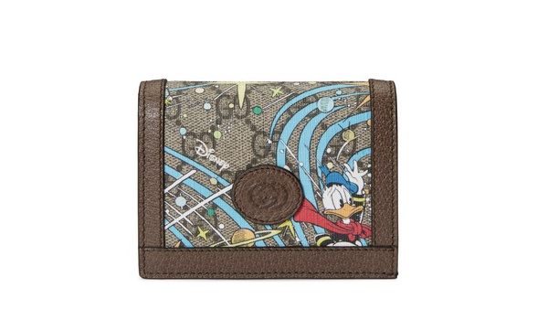 GUCCI「Epilogue 唐老鴨系列」登場啦！唐老鴨碰撞雙G老花太童趣，包包、配件全是亮點