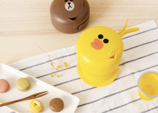 Line Friends推出「熊大折疊式熱水壺」，折疊式設計攜帶超方便，還有熊大保溫杯&烤箱