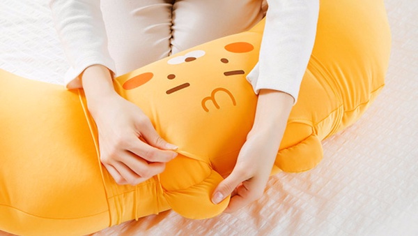 KAKAO FRIENDS「萊恩U型抱枕」登場！人體工學貼合身型超舒適，就像被萊恩緊緊擁抱～