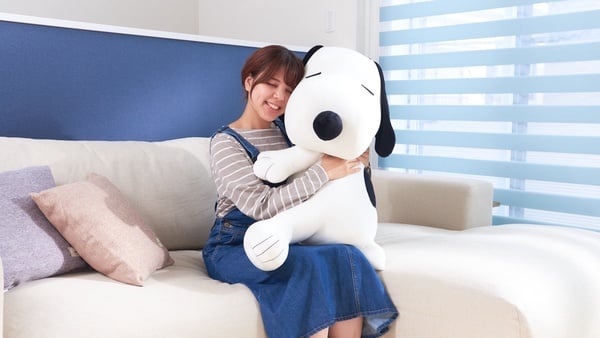 PEANUTS「巨大史努比抱枕」可愛登場！80CM身長史努比抱枕，抱在懷裡太療癒～