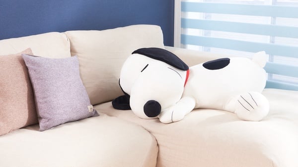PEANUTS「巨大史努比抱枕」可愛登場！80CM身長史努比抱枕，抱在懷裡太療癒～