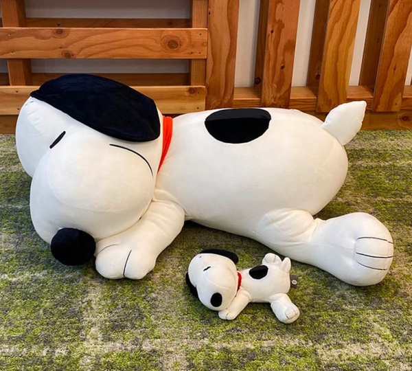 PEANUTS「巨大史努比抱枕」可愛登場！80CM身長史努比抱枕，抱在懷裡太療癒～