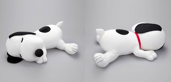PEANUTS「巨大史努比抱枕」可愛登場！80CM身長史努比抱枕，抱在懷裡太療癒～