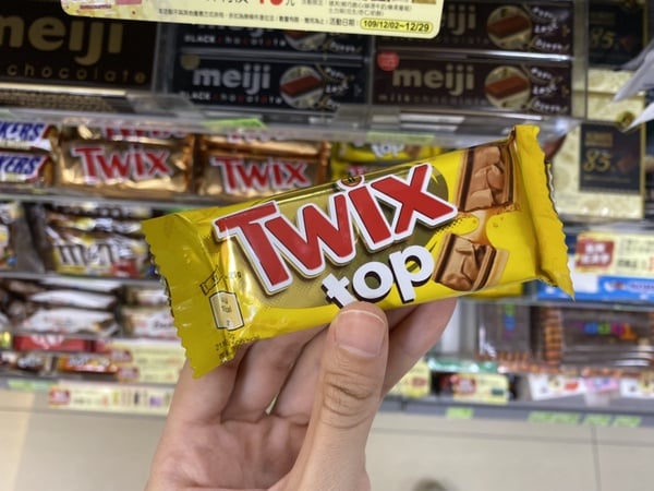 Twix新推出「Twix top焦糖脆餅」！香甜焦糖巧克力+酥脆麥餅，多層次口感超幸福～