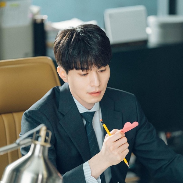 《九尾狐傳》李棟旭「女友視角」帥照！李棟旭吃火鍋、聽音樂都像畫報，這男人太絕啦！