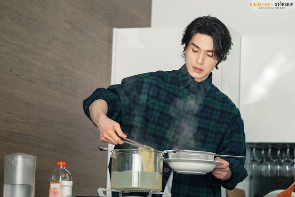 《九尾狐傳》李棟旭女友視角帥照3：一起吃飯的男友系列