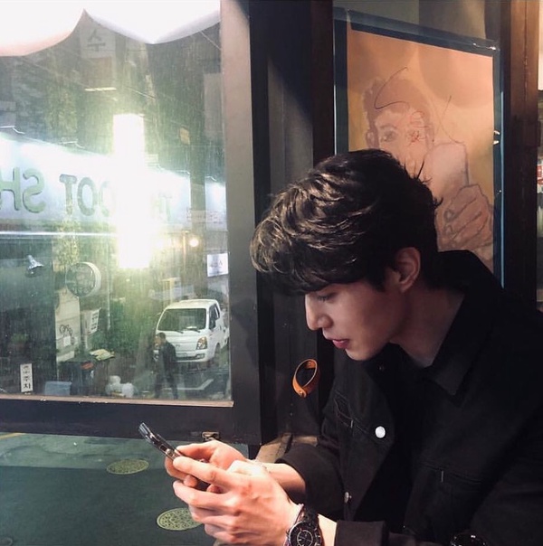 《九尾狐傳》李棟旭「女友視角」帥照！李棟旭吃火鍋、聽音樂都像畫報，這男人太絕啦！