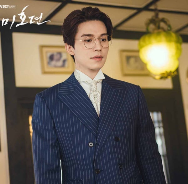 《九尾狐傳》李棟旭抗戰時期劇照公開！斯文復古藍西裝＋金框眼鏡，超迷人