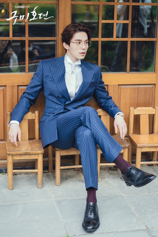 《九尾狐傳》李棟旭抗戰時期劇照公開！斯文復古藍西裝＋金框眼鏡，超迷人