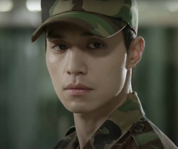 李棟旭經典造型回顧4：《鋼鐵人》難得一見的軍人造型