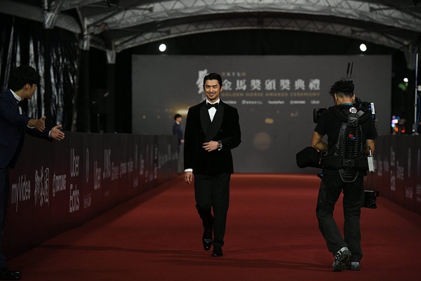 2020第57屆金馬獎10亮點！郭書瑤紅毯造型遊走曝光邊緣，陳昊森＆曾敬驊愛的抱抱超有愛