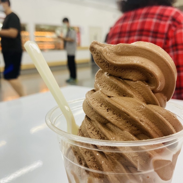 好市多「MONBANA巧克力霜淇淋」！濃厚巧克力與奶香，即日起全台好市多限量推出