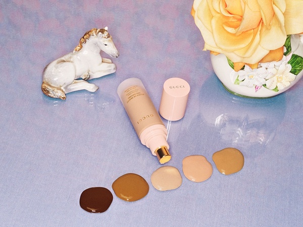 GUCCI 「玫瑰石英粉粉底」夢幻登場,精緻寶寶粉瓶蓋+啞光瓶身,加碼新品眼線膠筆必收