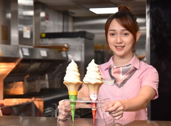 麥當勞「大蛋捲冰淇淋」聖誕新裝登場