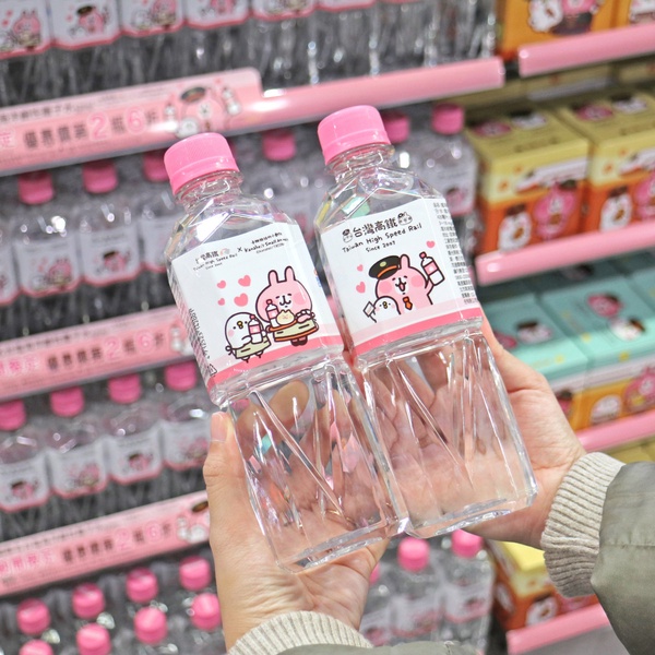 7-11「卡娜赫拉聯名門市」插旗桃園！化身成空服員的「粉紅兔兔與P助」超欠拍