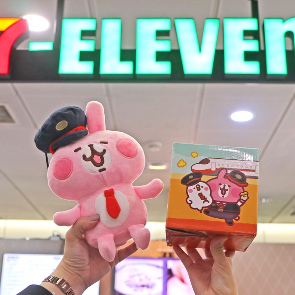 7-11「卡娜赫拉聯名門市」插旗桃園！化身成空服員的「粉紅兔兔與P助」超欠拍